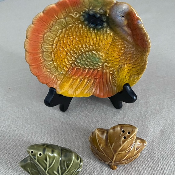 Fall table decor. Small plate, salt& pepper shakers & mug - Picture 2 of 3